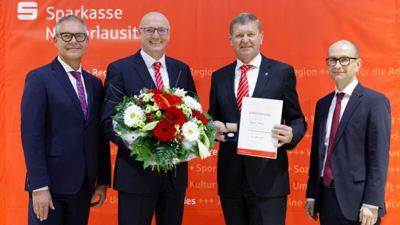 Hohe Auszeichnung: Landrat Siegurd Heinze erhält Medaille