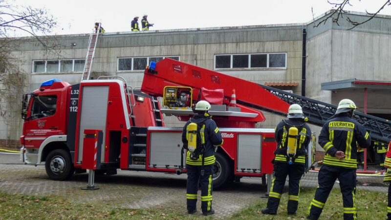 Brand auf Geschäftsdach in Massen: Feuerwehr verhindert Ausbreitung