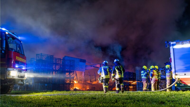 Brand in Betten: Lagerhalle nach Großfeuer eingestürzt