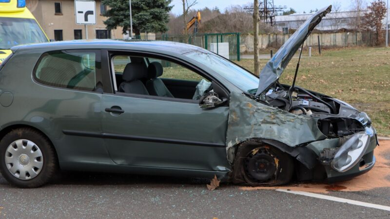 Auto prallt gegen Baum: Unfall im Gewerbegebiet Brieske in Senftenberg