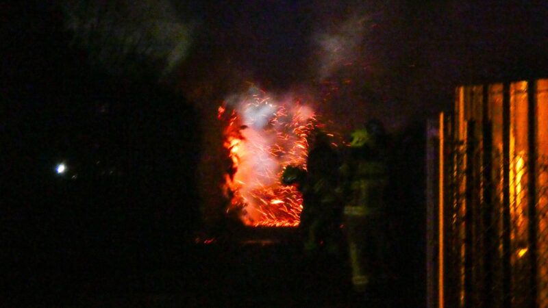 Brand Nehesdorf: Feuerwehr löscht Hecke – Verdacht auf Brandserie