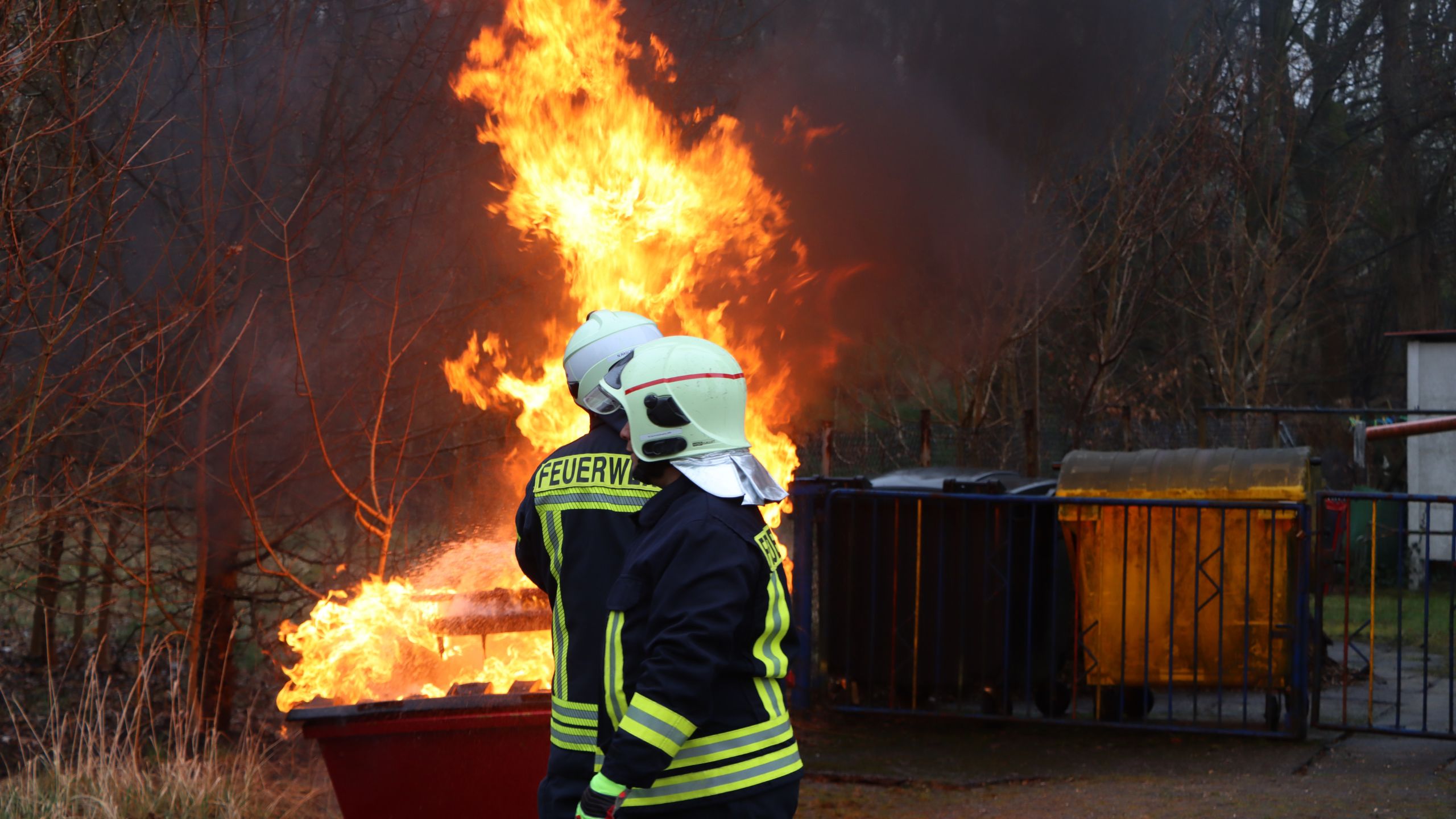 brennender Container vor der Kita in Lauchhammer