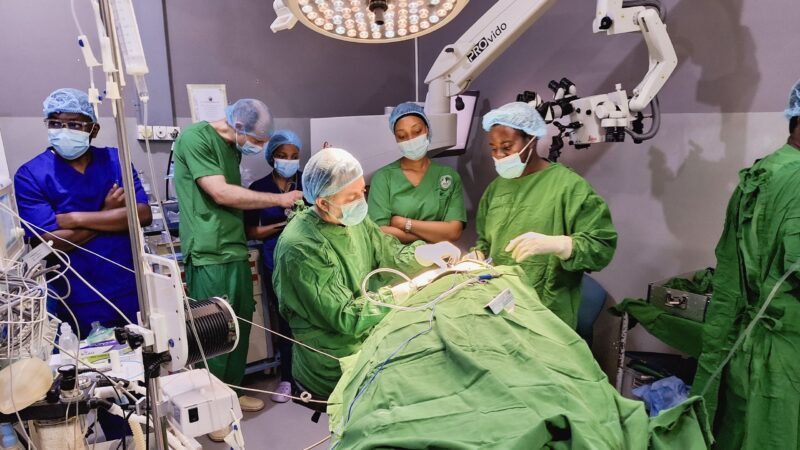 Cottbuser Ärzte operieren in Tansania – Start für neues Hilfsprojekt