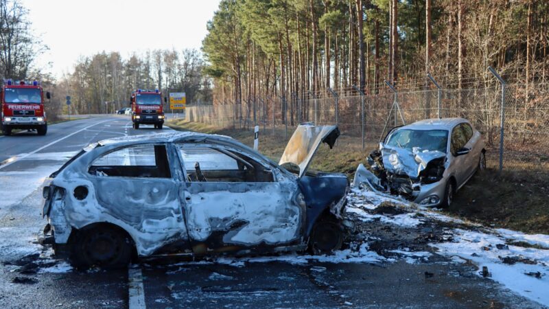 Frontalcrash auf L60: Auto geht in Flammen auf