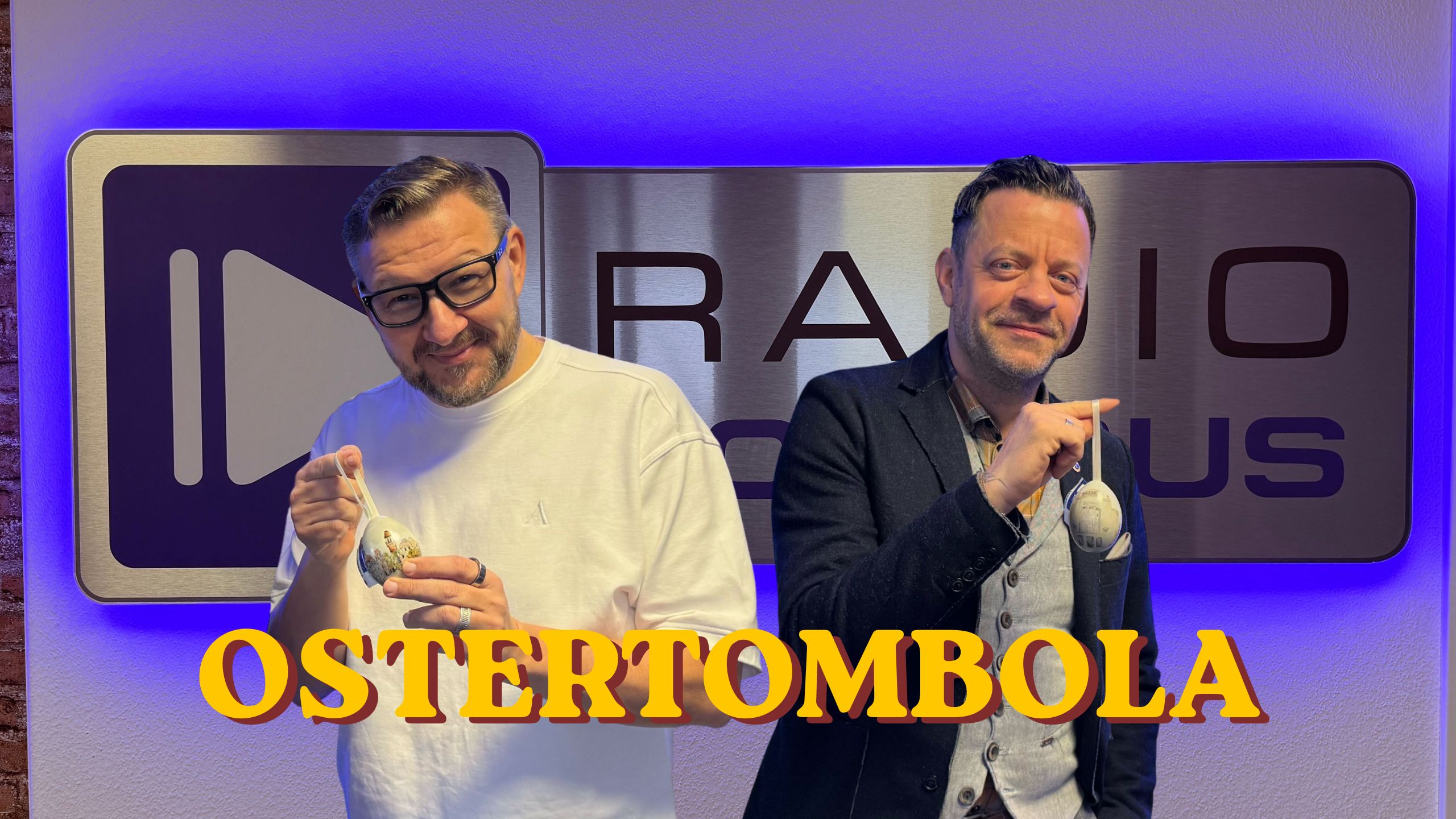 Ronny Gersch und Markus Roder vor der Radio Cottbus Schild