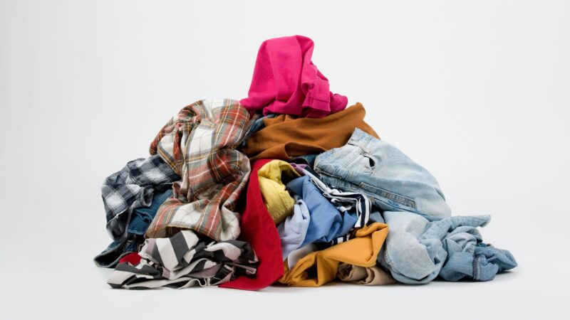 Altkleidercontainer in Elsterwerda laufen über – Stadt greift jetzt selbst ein