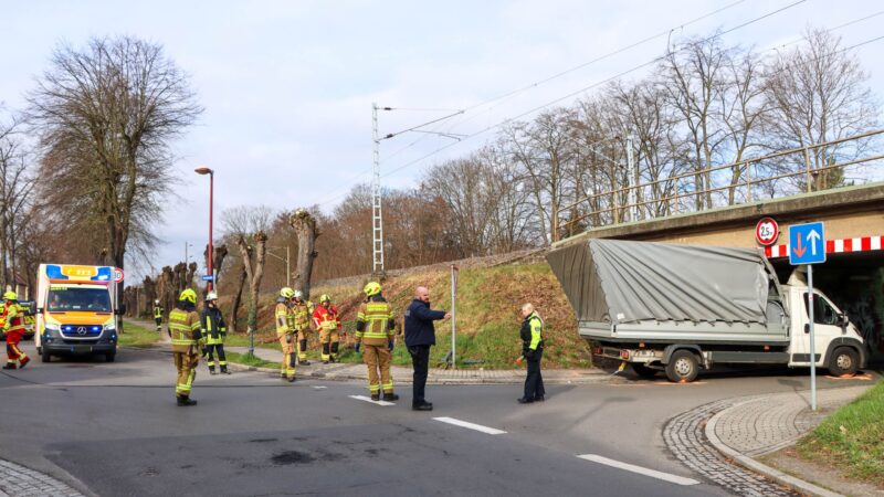 Transporter bleibt unter Bahnbrücke stecken – Fahrer in Klinik