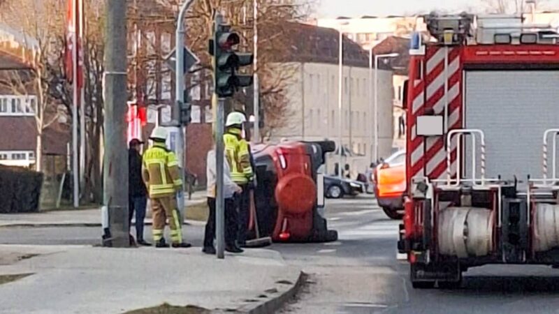 Verkehrsunfall in Cottbus: Auto kippt nach Crash auf die Seite