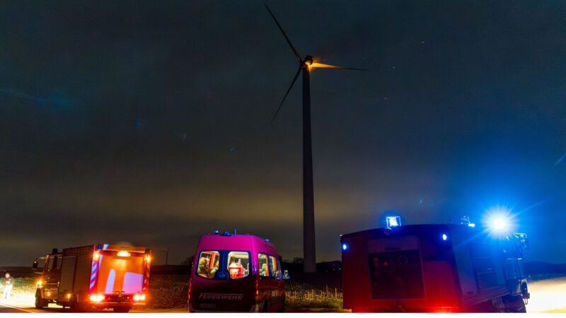 Windrad zwischen Crostwitz und Sibnitz in Flammen