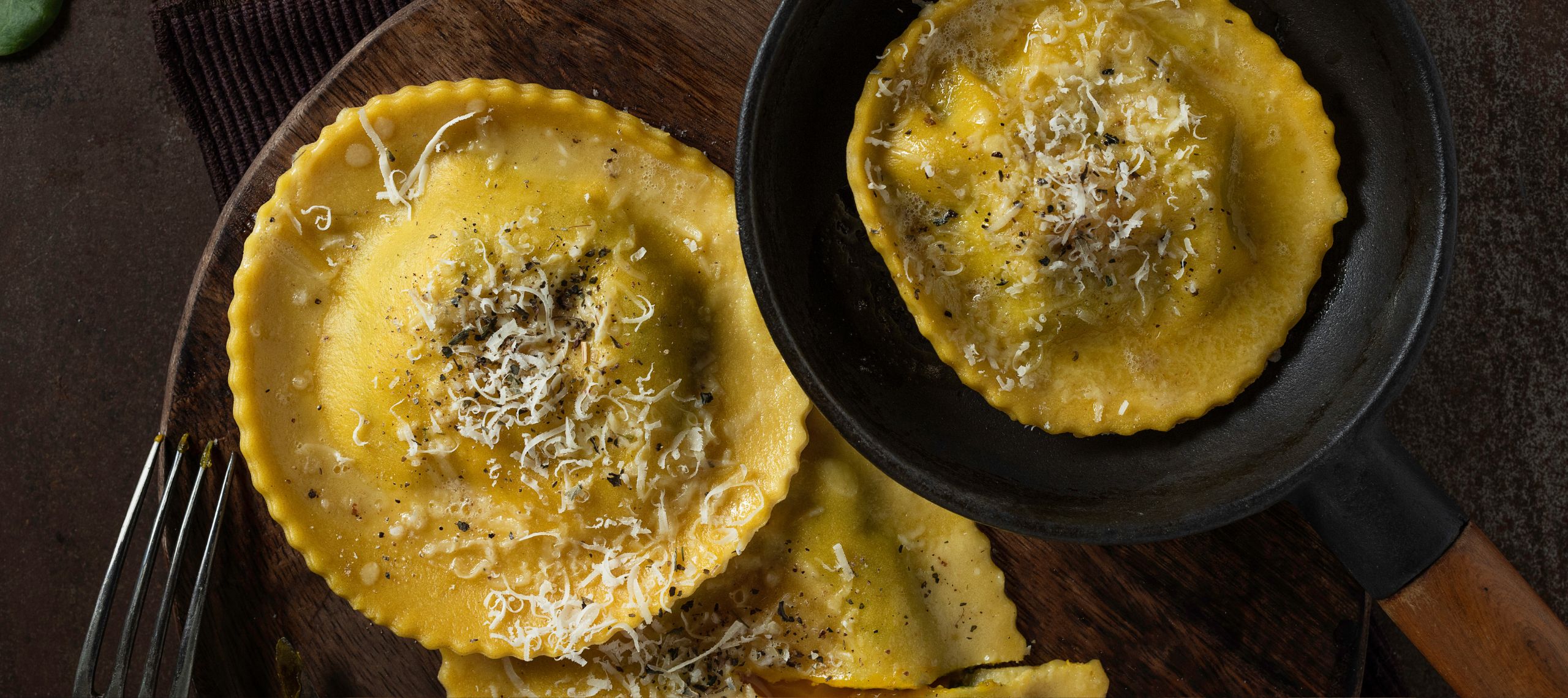 Große Ravioli mit Eigelb als Füllung auf einem Teller serviert