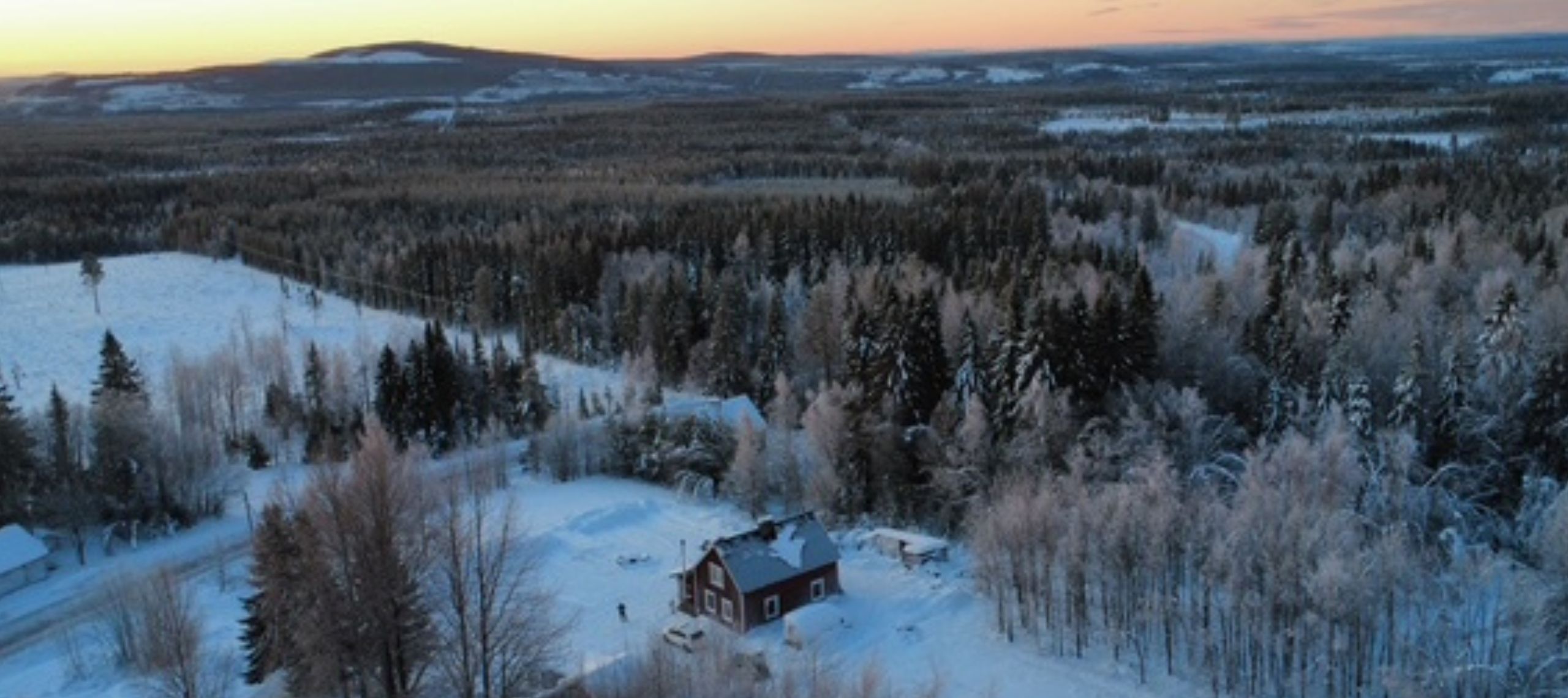 Eine wunderschöne Winterlandschaft in Schweden mit dem Ferienhaus von DJ Lars von Radio Cottbus welches die Hörer bei der Aktion "Lappland. Mit Lars" für eine Woche gewinnen können