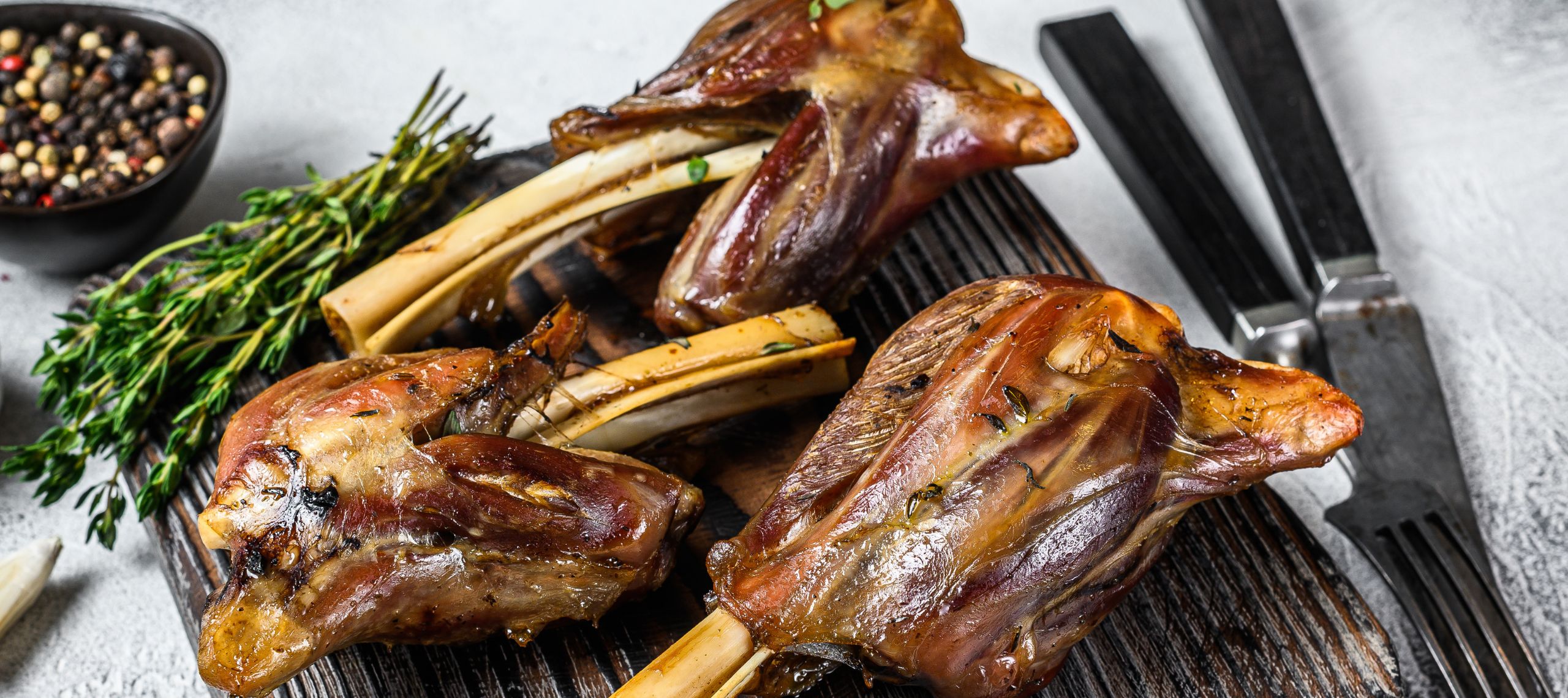 Lammhaxe liegt angerichtet und fertig gegart auf einem Teller