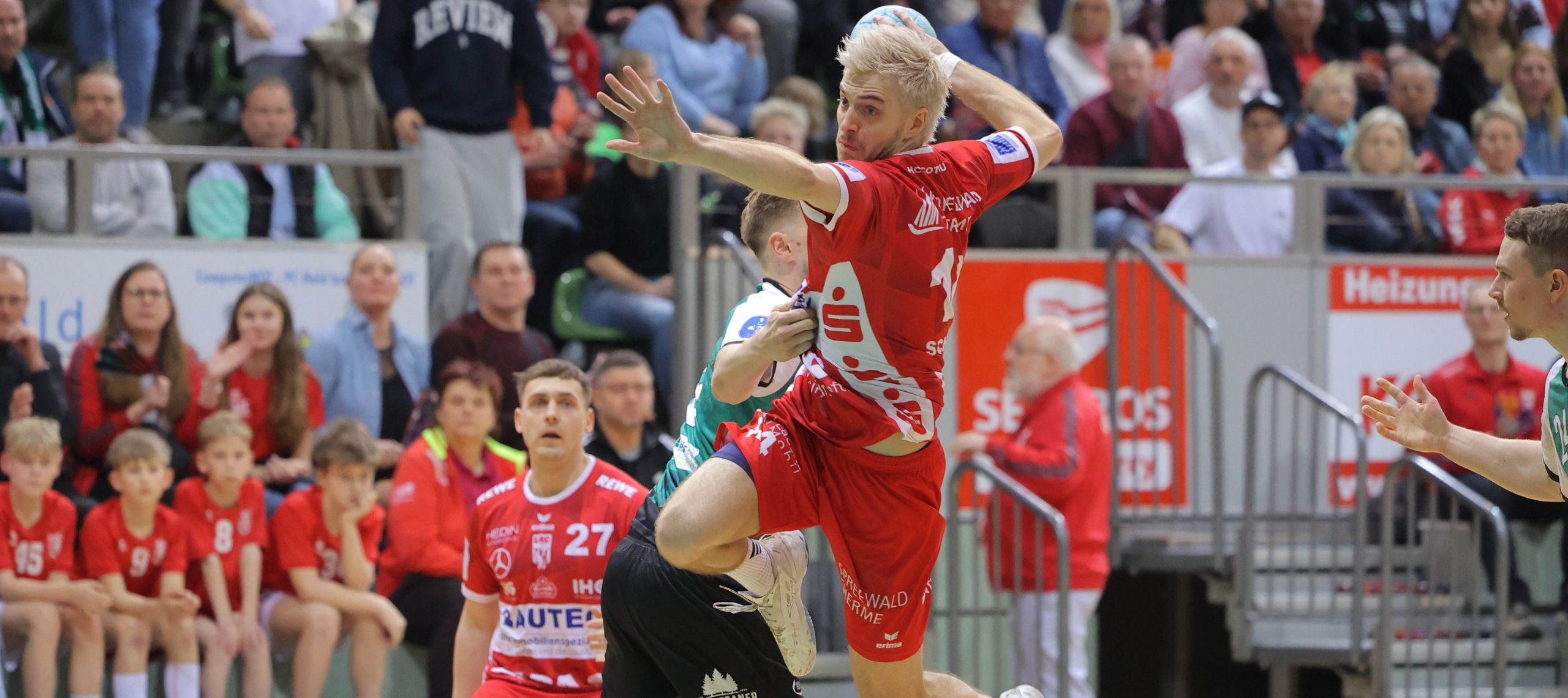 LHC-Spieler Cottbus Kuno Schauer trifft gegen GW Werder mit einem Sprungwurf in der Luft