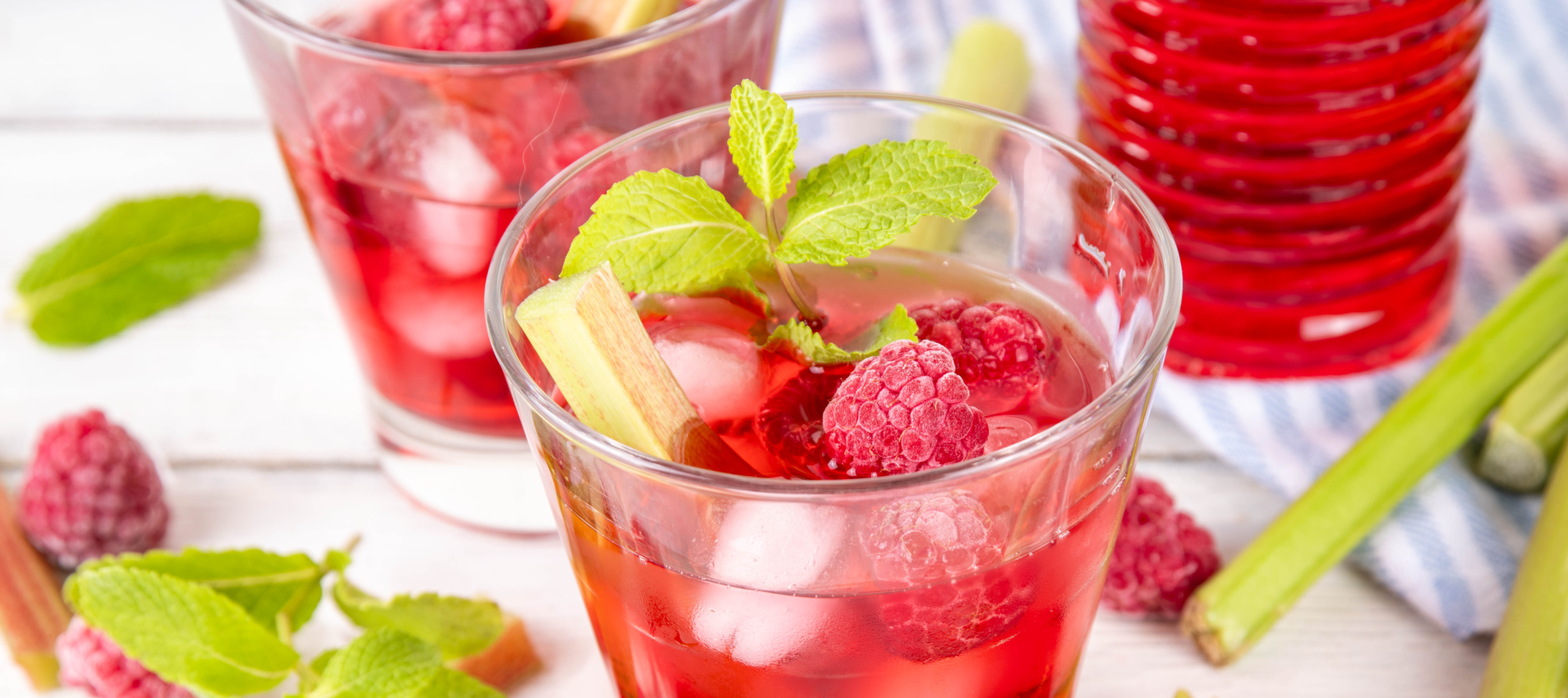Alkoholfreie Getränkebegleitung mit einem Rhabarber-Shrub