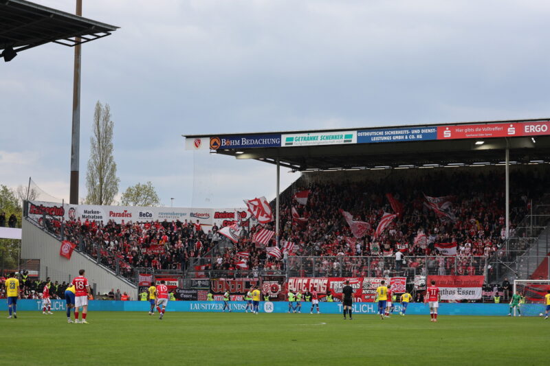 Energie Cottbus gegen Wehen Wiesbaden: Ausverkauftes Stadion, Aufstiegstraum und zwei bittere Ausfälle