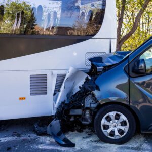 Schwerer Unfall zwischen Linienbus und Kleinbus in Gränze bei Bautzen