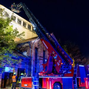 Kohlebunkerbrand in Spremberg: Feuerwehr löscht Feuer in alter DDR-Fabrik