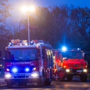 Kohlebunkerbrand in Spremberg: Feuerwehr löscht Feuer in alter DDR-Fabrik