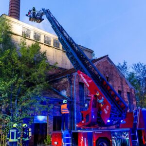 Kohlebunkerbrand in Spremberg: Feuerwehr löscht Feuer in alter DDR-Fabrik