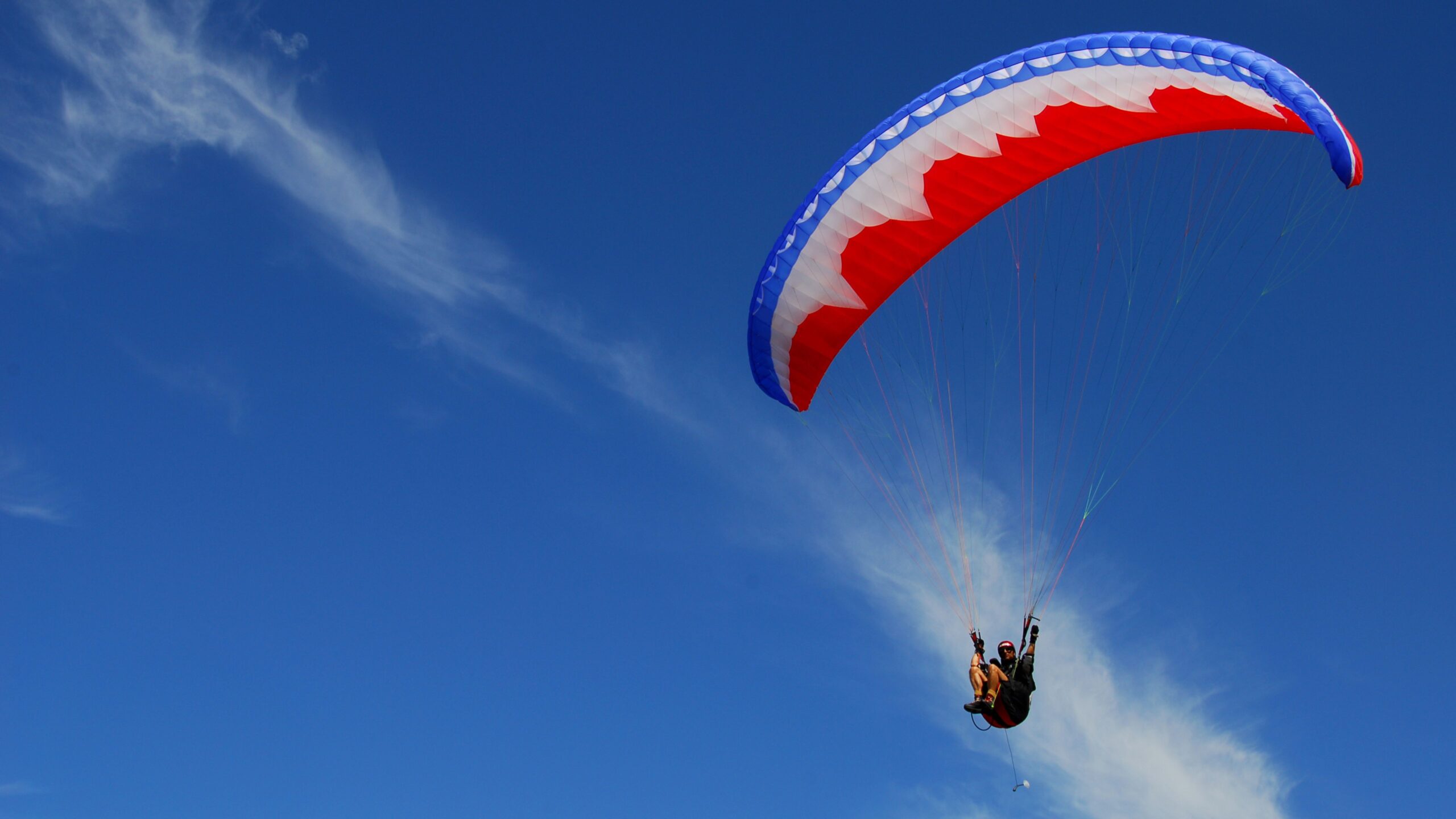 Gleitschirmflieger im Himmel