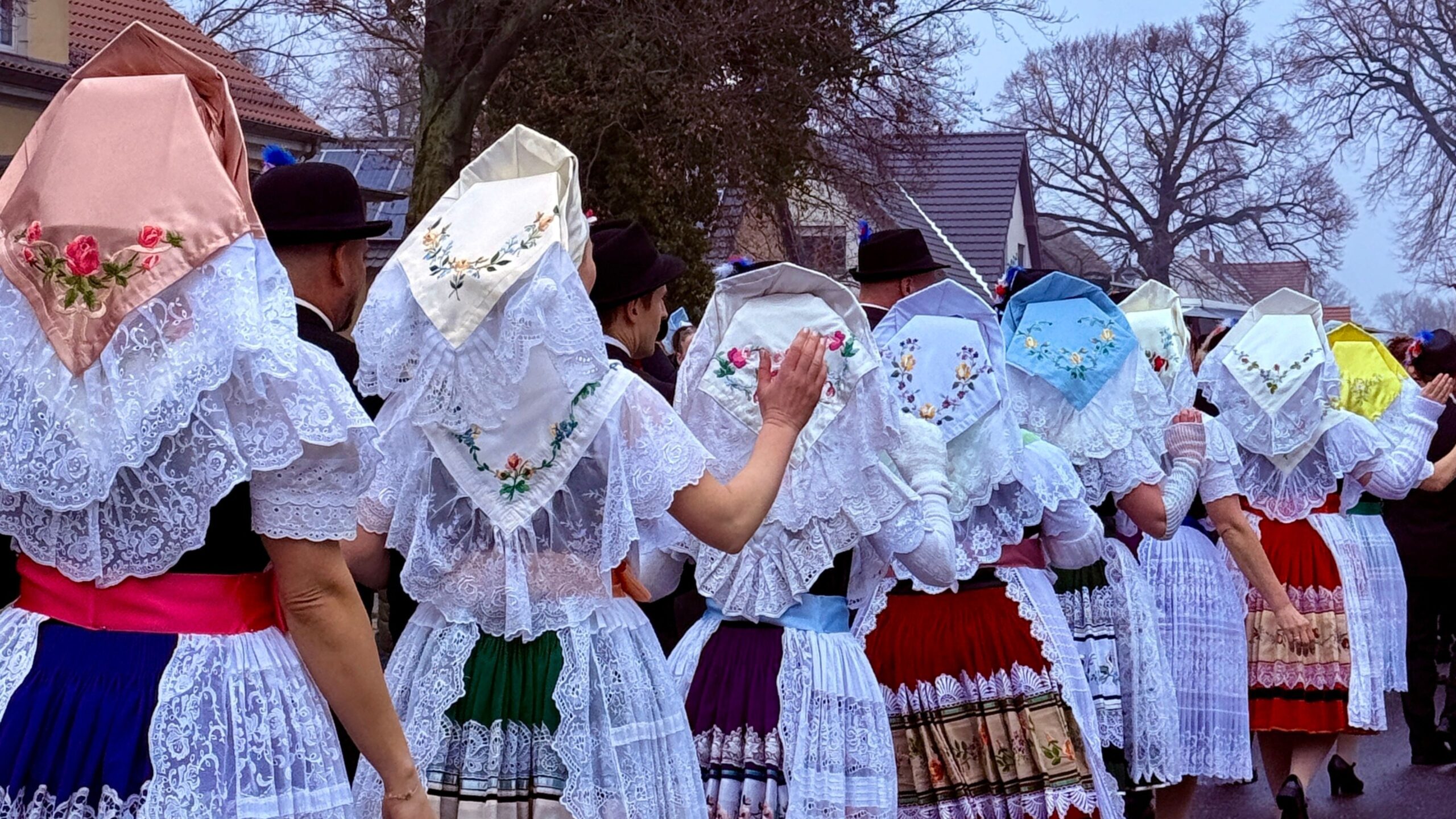150. Fastnacht in Jänschwalde, die Fastnachtsgesellschaft zieht durch den Ort