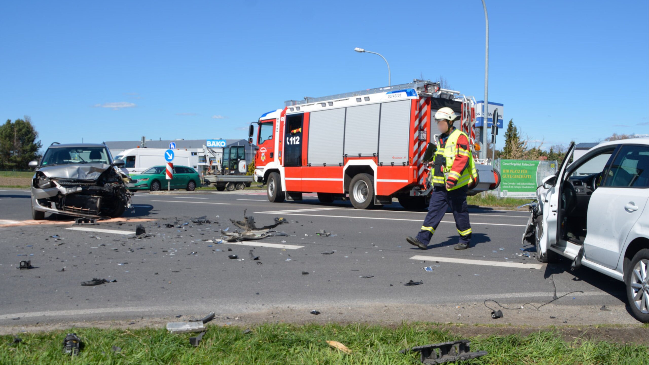 Frontalcrash in Krieschow, zwei Autos stehen quer auf der Kreuzung daneben ein Feuerwehrauto
