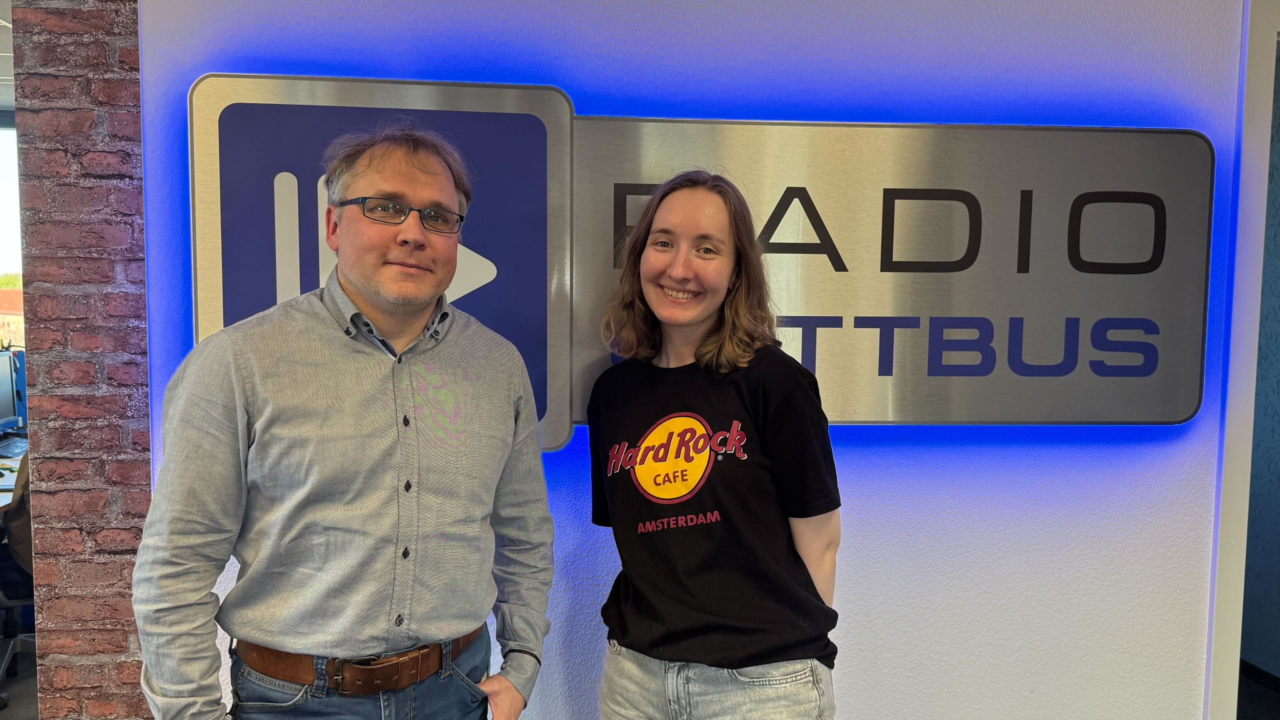 DGB on Air vom 28.04 - Matthias Loehr und Luisa Krake vor dem Radio Cottbus Logo