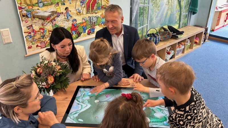 Neuer digitaler Spieltisch für die Kita Wirbelwind in Schipkau