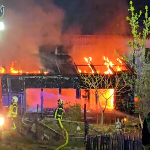 Feuerwehr bei Gebäudebrand in Elsterwerda