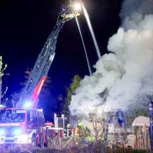 Feuerwehr bei Gebäudebrand in Elsterwerda
