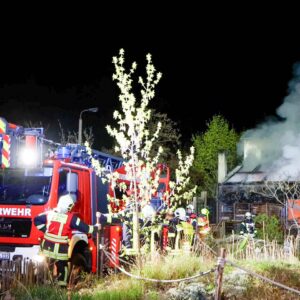 Feuerwehr bei Gebäudebrand in Elsterwerda