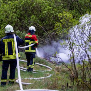 Starkstromleitung reißt und entzündet Waldboden trotz Starkregen in Drebkau, Illmersdorf