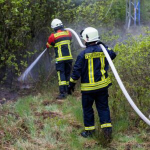 Starkstromleitung reißt und entzündet Waldboden trotz Starkregen in Drebkau, Illmersdorf