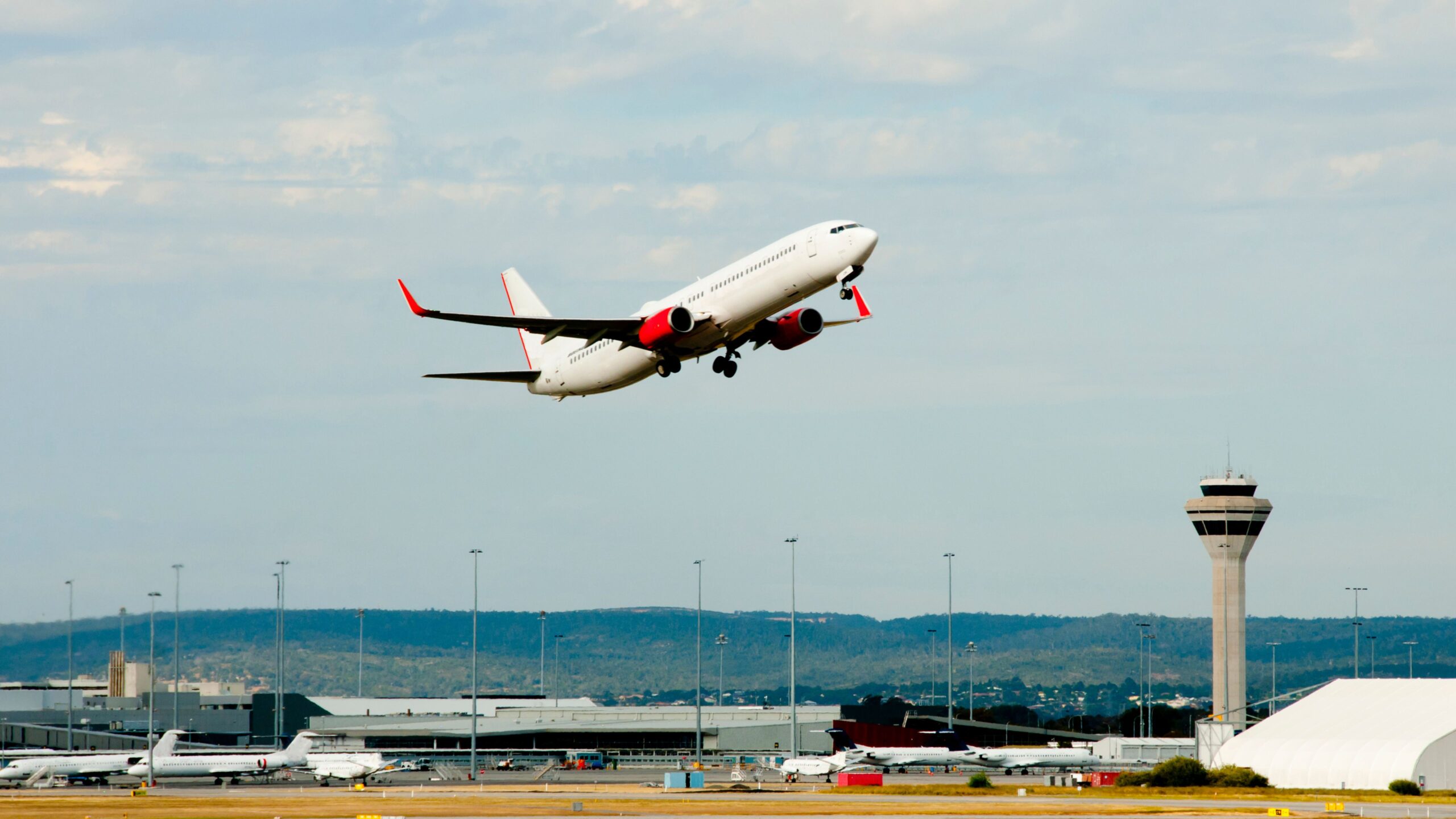 ein flugzeug hebt am flughafen vom boden ab