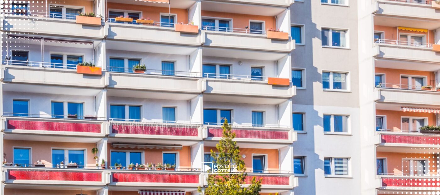 Ein Plattenbau mit mehreren Wohnungen und Balkonen