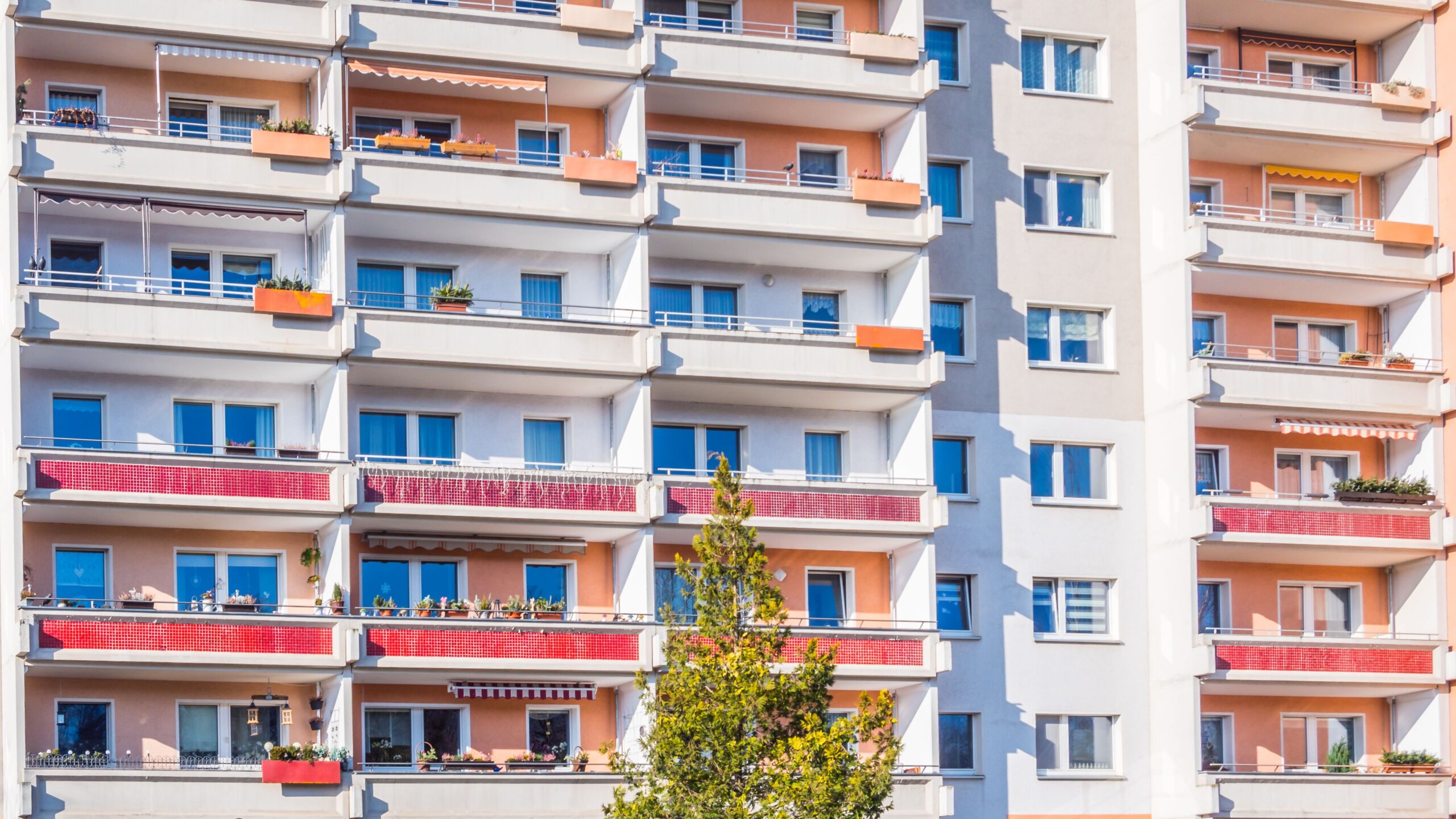 Ein Plattenbau mit mehreren Wohnungen und Balkonen