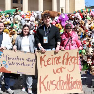Künstler Martin Schüler mit seiner Aktion "TeddyBotschaft" vor dem Brandenburger Landtag