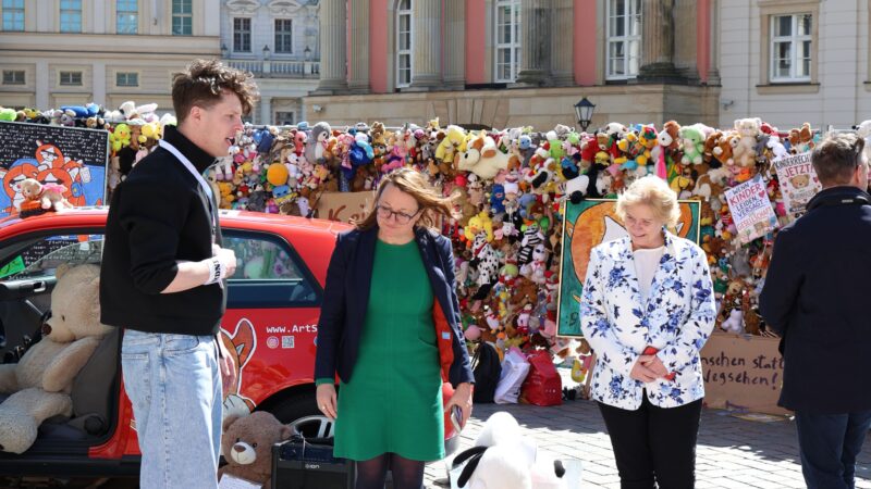 „TeddyBotschaft“ setzt Zeichen für Kinderschutz