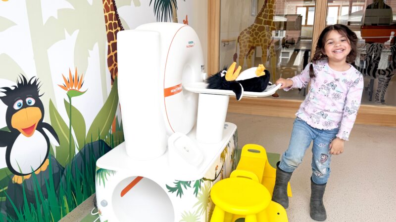 MiniTOM nimmt Kindern in Cottbus die Angst vor MRT-Untersuchungen