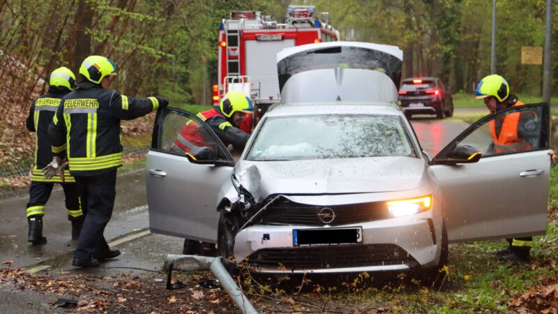 Unfall in Spremberg: Opel kracht nach Ausweichmanöver gegen Laternenmast
