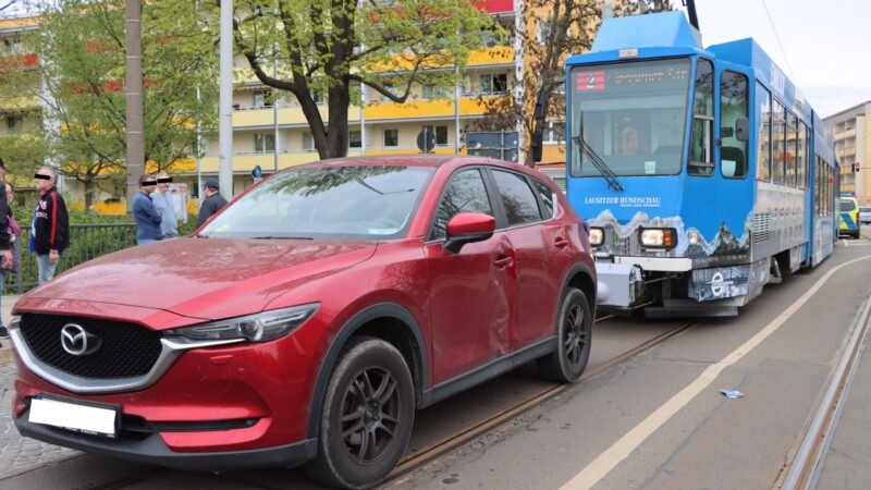 Heftiger Zusammenstoß: Pkw kollidiert mit Straßenbahn in Sandow