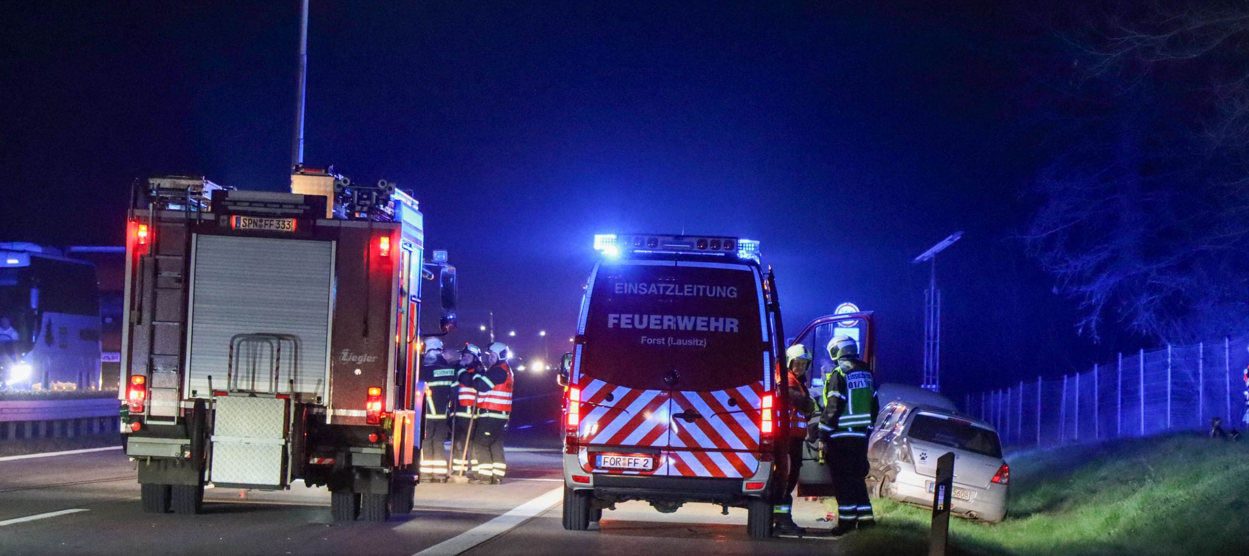 Verkehrsunfall auf der A15 - Feuerwehr und Rettungswagen stehen auf der A15 nach einem Verkehrsunfall in der Nacht