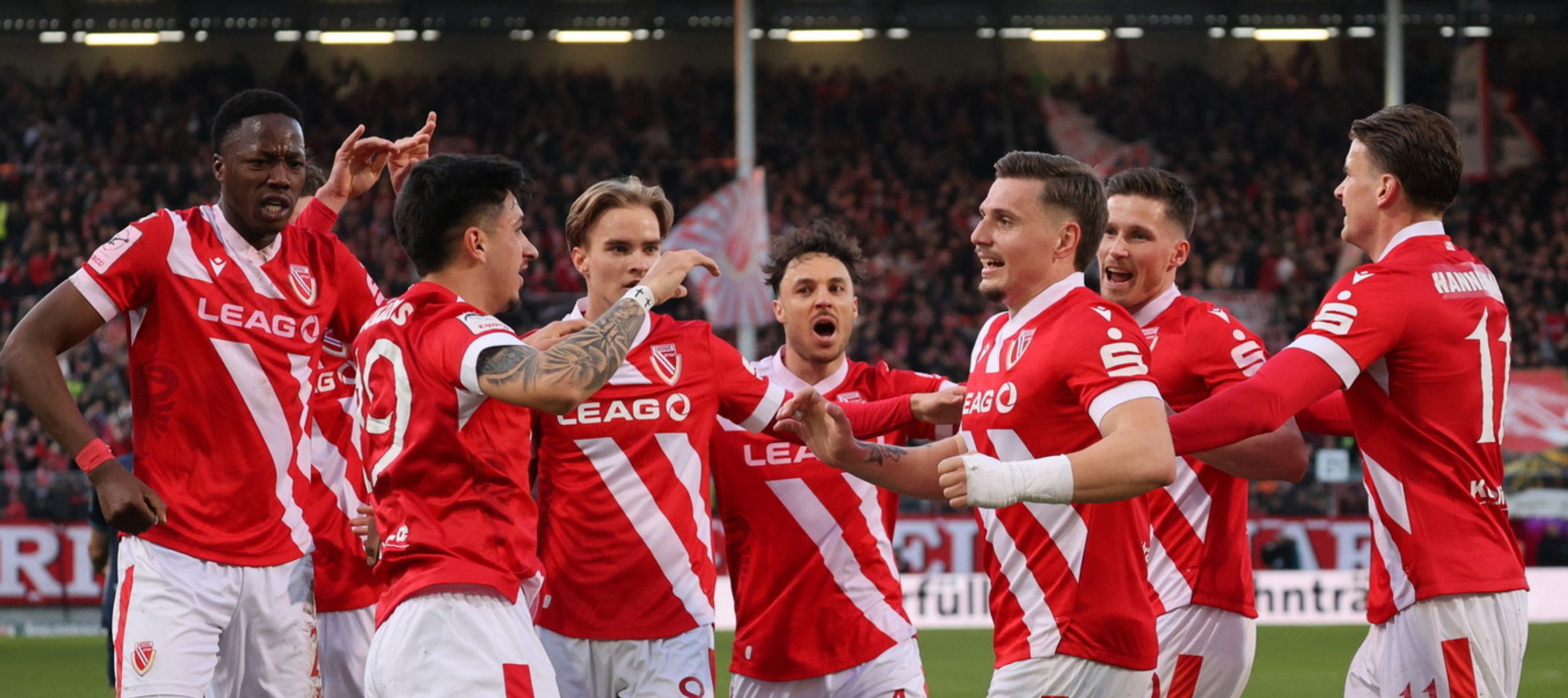 Das Team des FC Energie Cottbus mit Torjubel im Spiel gegen 1860 München im Stadion der Freundschaft