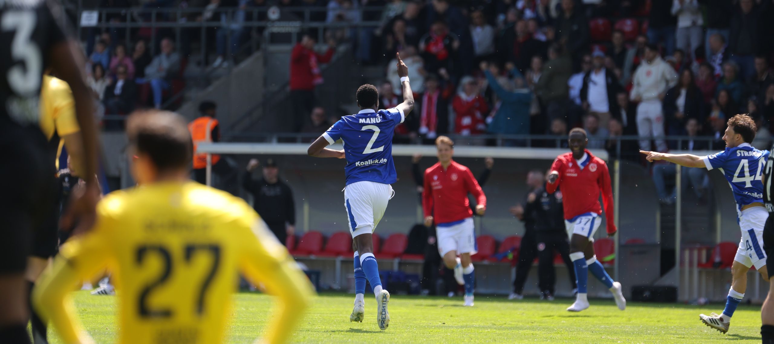 FC Energie Cottbus King Manu jubelt über sein Tor zum 2:0 gegen Viktoria Köln