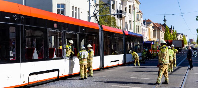 Schwerer Straßenbahnunfall in Cottbus: LKW-Fahrer flüchtet nach Crash
