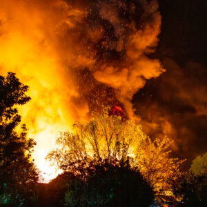 Feuer in Gartenlaube