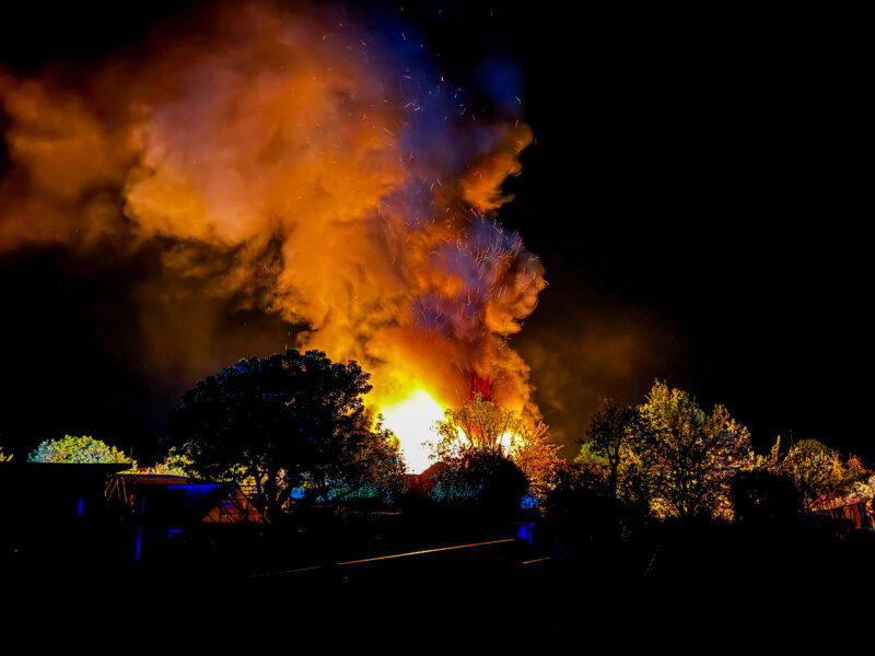Feuer in Gartenanlage: Feuerwehr verhindert Schlimmeres