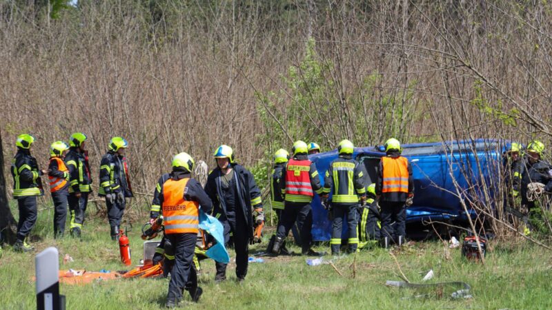 Schwerer Unfall bei Spremberg: Auto überschlägt sich