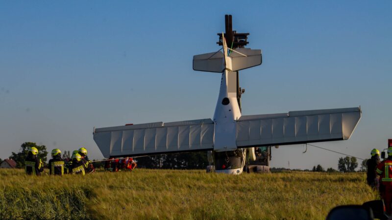 Flugzeug überschlägt sich nach Notlandung bei Halbendorf