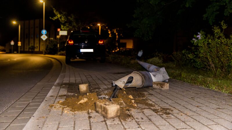 Schwerer Crash in Sielow: VW Polo reißt Straßenlaterne um